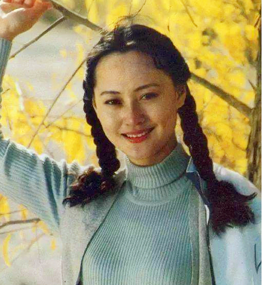 但是,这份感情很快被扼杀在摇篮中,在七十年代这就属于"搞破鞋",对