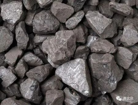 铁矿石价格"腰斩"!巴西先扛不住减产400万吨,全球都紧盯