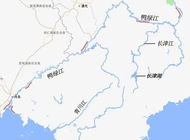 长津湖地势低洼,地形升沉较大,横亘在南部有一条海拔2000多米的赴战