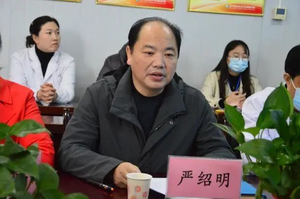 随后,在医院3号楼四楼会议室召开座谈反馈会,会议由严绍明院长主持.