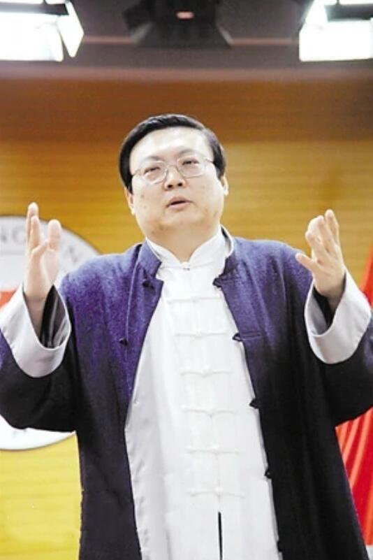 凭一张嘴得罪半个娱乐圈抹黑民族英雄的老梁飘了