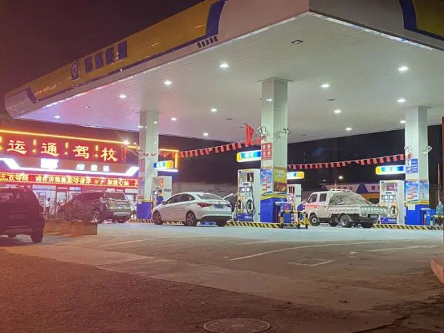 挤!挤!油价上涨前夕,章丘加油站排起长队