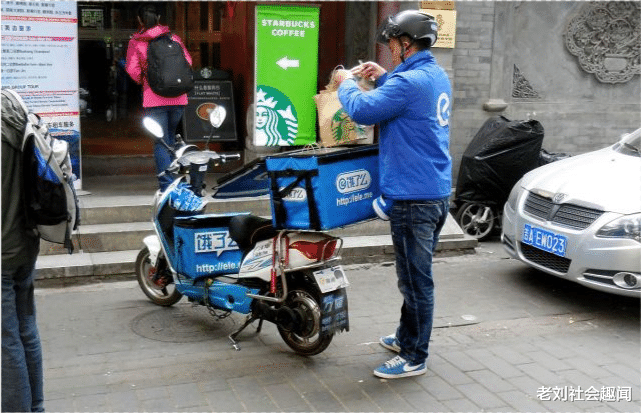曝骑手休息时不当行为，将脚放进外卖保温箱的背后故事