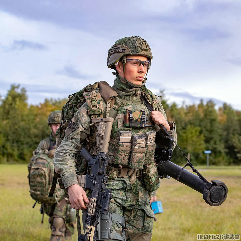 荷兰机械化步兵营实战演习 强悍女兵充当机枪手 工兵拿电锯破门