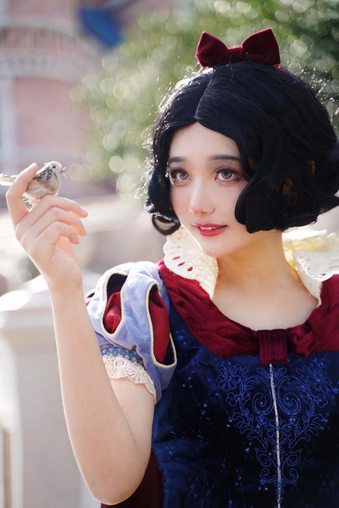 中的女主角,coser@荀笙不是苟生给我们带来了白雪公主的cosplay,太