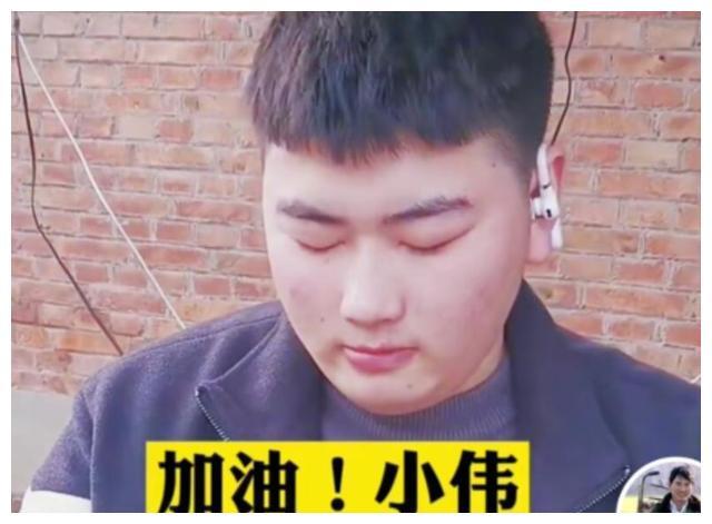 大衣哥,很多人都清楚他是一个很朴实的农民歌手,靠着歌唱才华,圈粉无