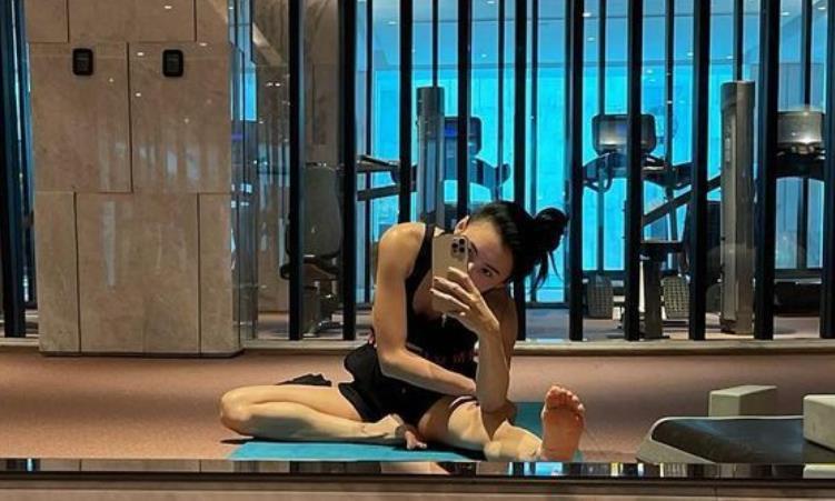 女明星健身已"内卷,41岁张柏芝坚持晨练,肌肉线条成焦点