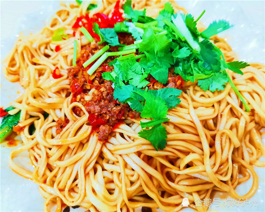生椒牛肉面的味道比较重,刺激头脑清醒,端上来就肉香扑鼻,让人大清早