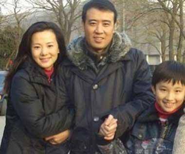 而《大宅门2》中的片段,于和伟就是不停吐口水,还发出放浪形骸的笑声