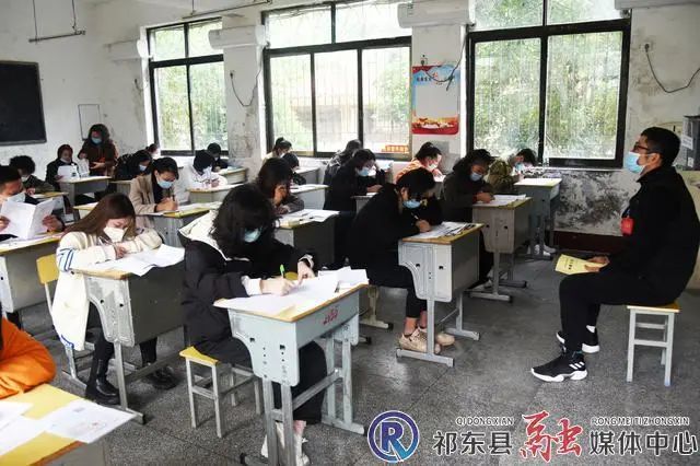 今天我县1377人参加成人高考,比去年增加158人