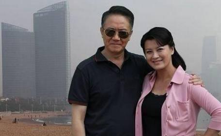 李幼斌2婚娶小13岁娇妻,李野萍却和丈夫从