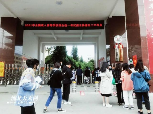今年也不例外,10月23日早上的八点多钟,浦北县第二中学门口已经陆陆续