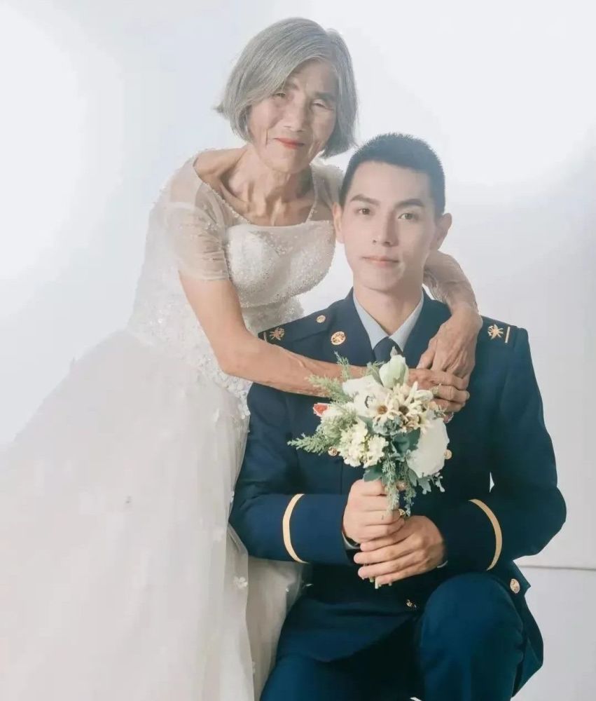 24岁小伙和85岁老太的婚纱照,走红全网!相差61岁的情缘,看哭全网