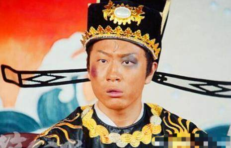 包拯出生后,他的老爹见他黑不溜秋的,脸像锅底一样黑,很是不喜,便扔到