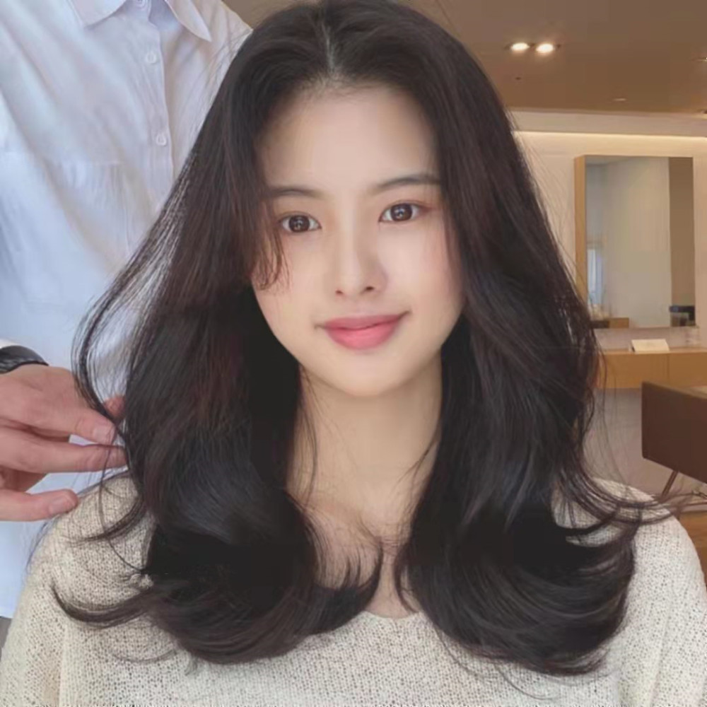 她的发型选择了四六分的纹路,顶部蓬松增加高度,刘海做一个s形的波浪