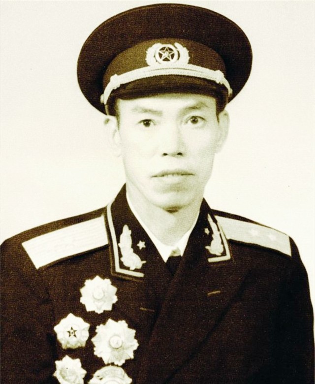 当老铁匠的老婆看到梁兴初后,还是吓得抬不起头.