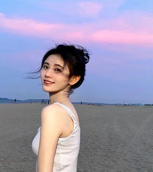 鞠婧祎大胆挑战"儿童泳衣,海边秀出腹肌的一刻,谁敢说她身材不好