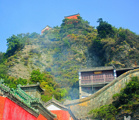 在今天的湖北省十堰市武当山风景区最高的山峰天柱峰的顶端,矗立着一