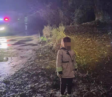 夜晚路边的小女孩!