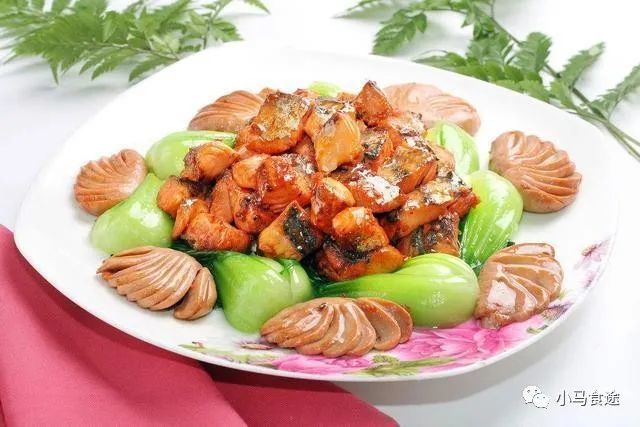 鸭腰烧口蘑是东北地区传统的一道名菜,吉林省特色名菜,属于东北菜.