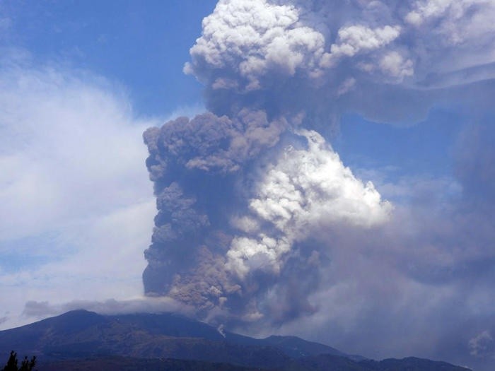 意大利埃特纳火山喷发,火山灰波及50公里外城市