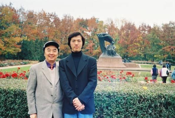 李云迪的堕落史:为参加明星婚礼缺席国际大赛,夜会美女随地小便
