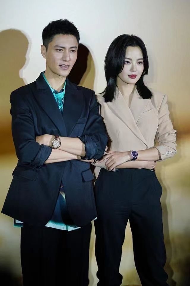 陈坤与辛芷蕾同框被衬得脸好小,两人差10岁,同穿西装却cp感十足