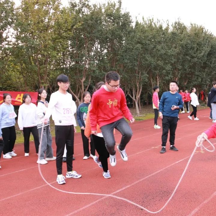 新靖江沸腾了靖江刘国钧中学操场上的这一幕幕激动人心