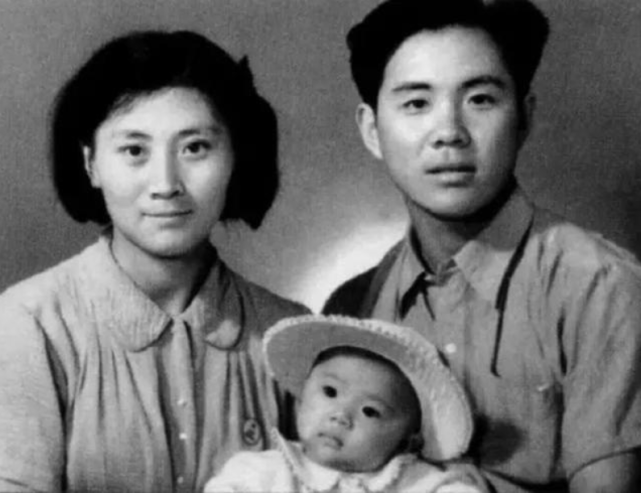 袁霞,1933年出生于山东省黄县,年轻时眉清目秀,美丽端庄.