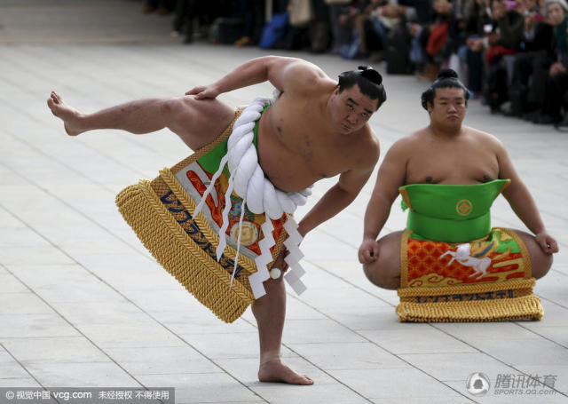 腾讯体育 1 / 8当地时间2015年1月7日,日本东京,相扑冠军横纲级选手