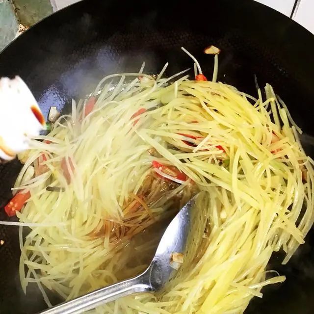 酸辣土豆丝谁都能做?不少人第一步就做错了,大厨解锁