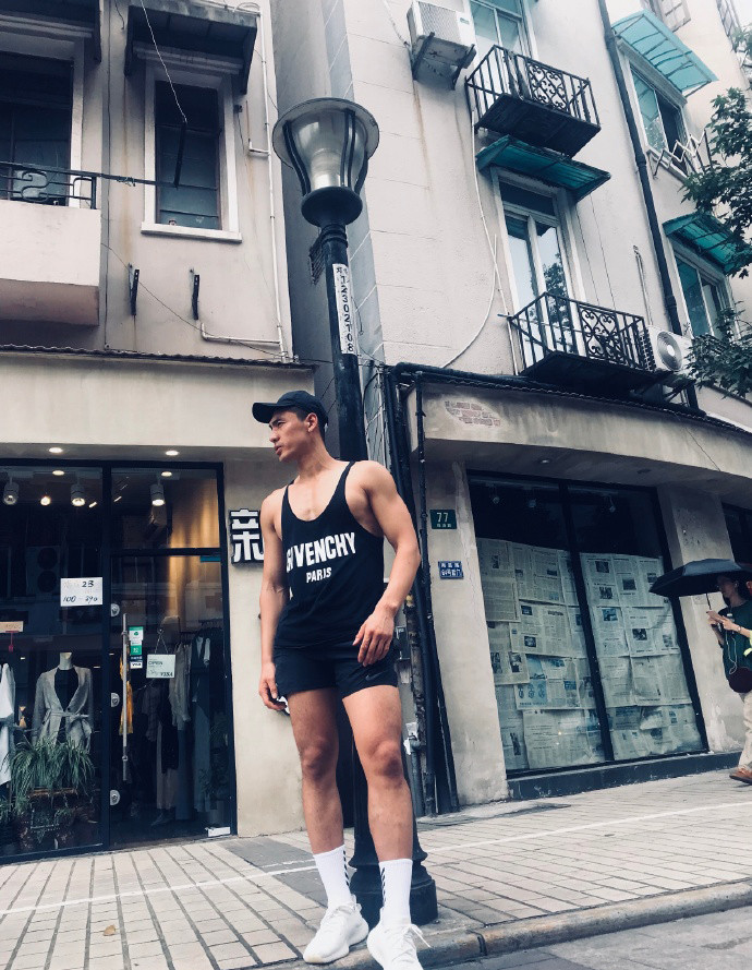肌肉模特在上海187cm大长腿腹肌像搓衣板人鱼线也很吸睛
