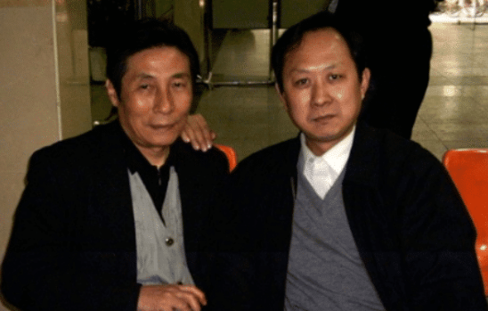 父亲叫撒世贵,是一名军人,曾在武汉话剧团当演员.