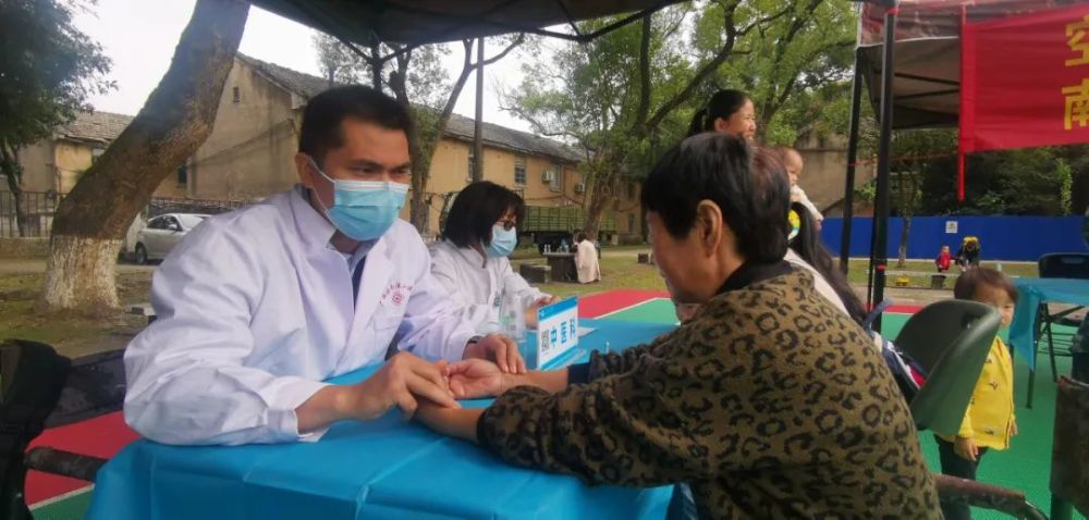 送医送健康进单位活动"第十二站走进了南溪山医院共建单位95285部队的