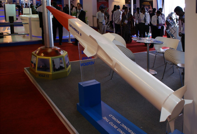 印度防务企业展出的"布拉莫斯ii"高超音速导弹模型