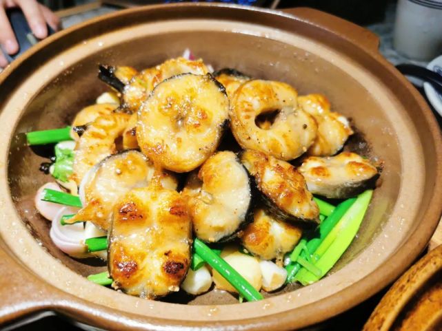 在高温油锅里煎过的白鳝堪称啫煲届的元老白胡椒香葱啫白鳝摄/邵毅东