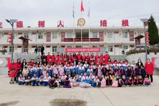 最后共同合唱了《感恩的心》让孩子们体味爱的真谛,感受社会的温暖