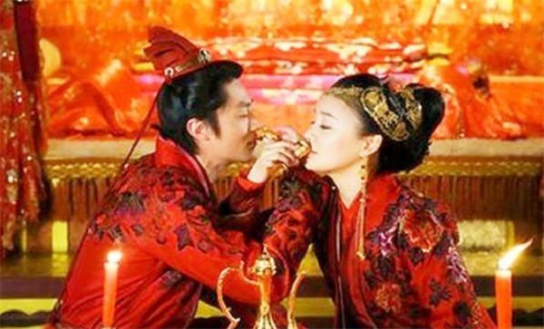 古代夫妻睡觉时让丫鬟在床边守候夫妻俩不会觉得尴尬吗