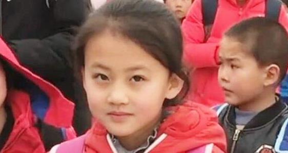 7岁小女孩铁嘉欣因一张笑脸照走红公司花100万签约被父母拒绝