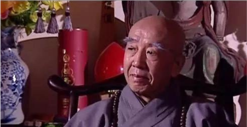 "丁元英说:"承蒙大师不弃,一定."三人又回到各自的座位继续喝茶.