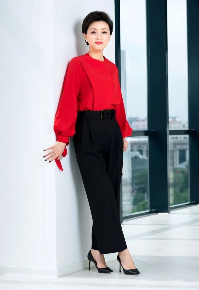 杨澜真是精致的中年阿姨,穿红衣配黑裤优雅端庄,看着就有高级感