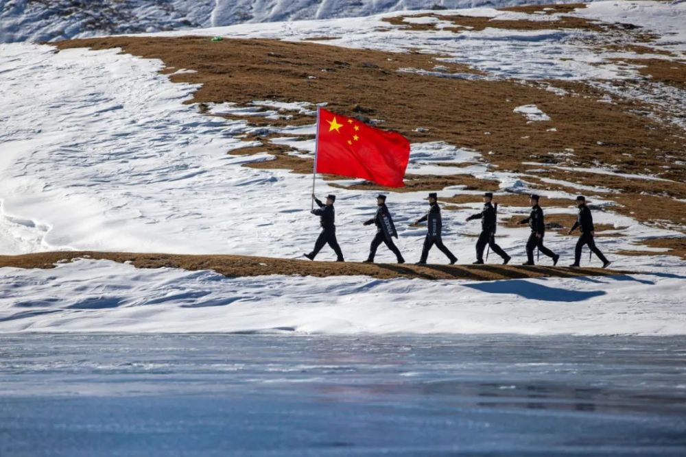 穿过云雾 路过冰湖 新疆戍边民警踏雪巡边路美如画