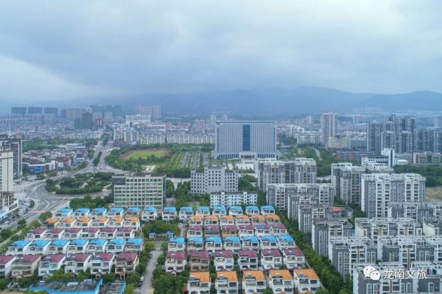 廖彩新《龙城晚唱》叶晓鑫《华屹大观》熊民芸《客家龙南,绿色家园》