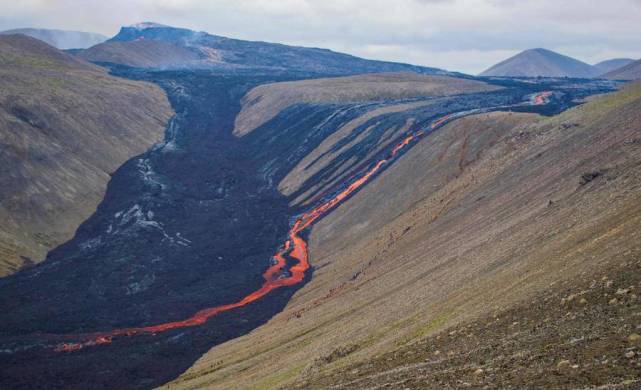 2010年4月,冰岛南部埃亚菲亚德拉冰盖下一座火山喷发,向大气中喷出