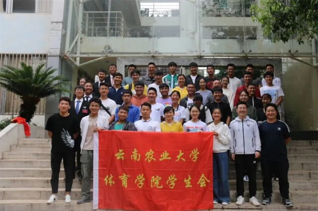 学生会主席,国家奖学金获得者,省级优秀毕业生,今年考取云南农业大学