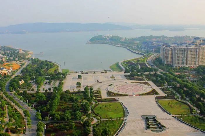 南湖广场是岳阳市区内很好的休闲广场,每天晚上都有很多人来此.