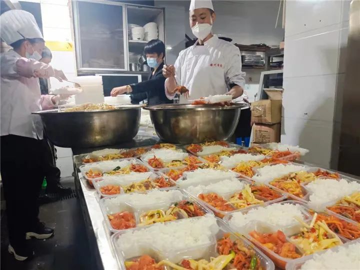 遵义这四家大型餐饮店,给一线人员送爱心盒饭助力抗"疫"