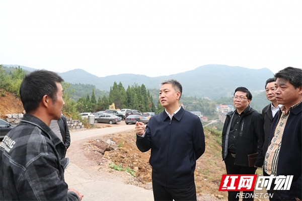 10月22日,娄底市委副书记,代理市长曾超群赴涟源市安平镇中兴村督导