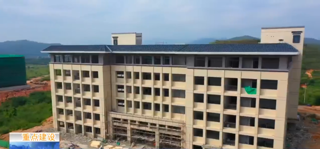 紫琳学院技术总工王贵华:目前施工现场总共500人左右.