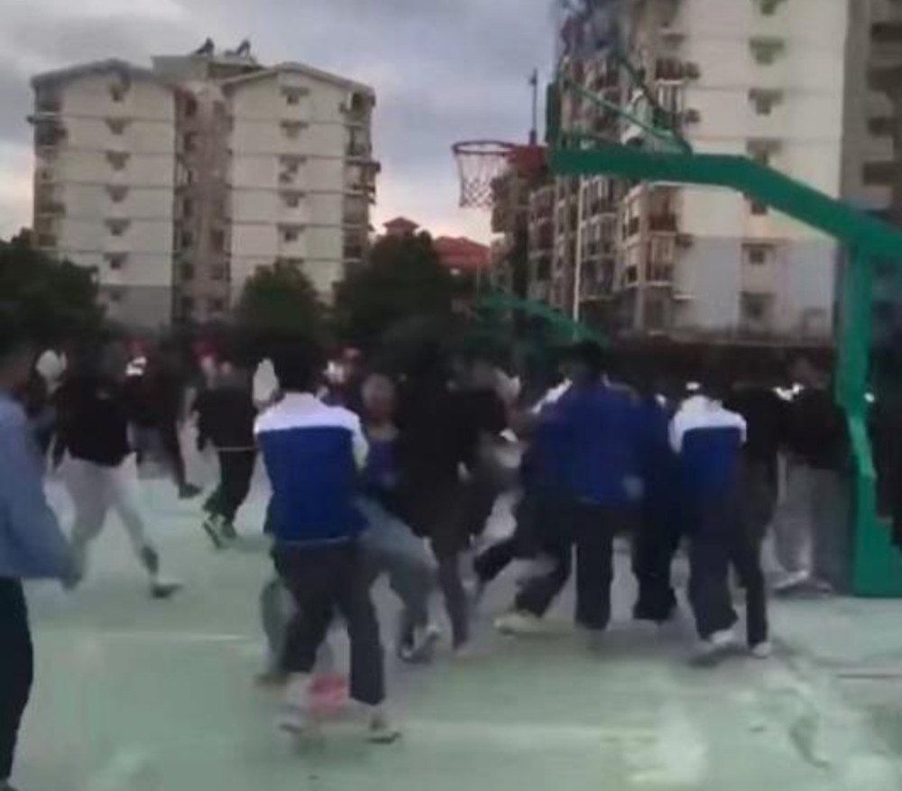 桂林某技校几十名学生操场打群架青春的激情该往哪儿绽放